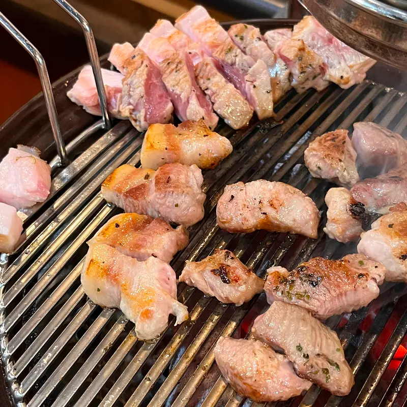 맛있게 익어가는 흑돼지