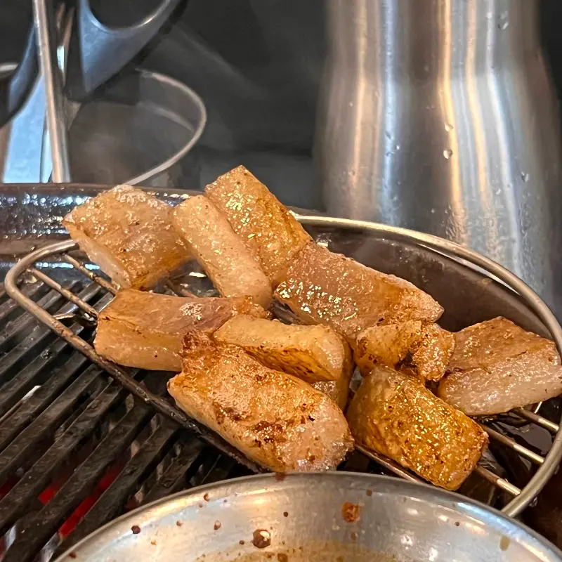 노릇하게 구워진 돼지 껍데기