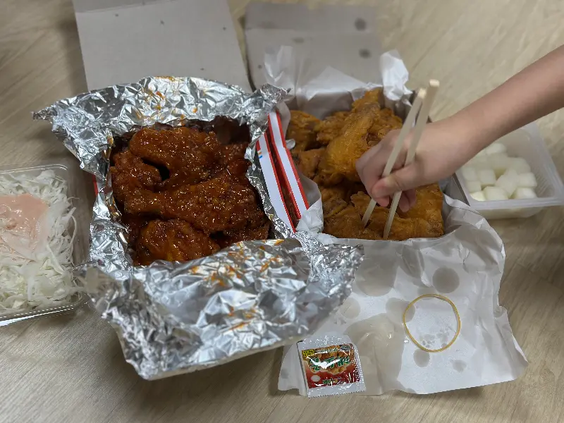 반반 치킨의 다채로운 색감