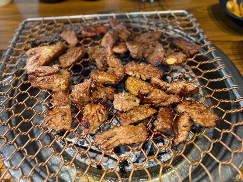 노릇노릇하게 구워진 돼지갈비