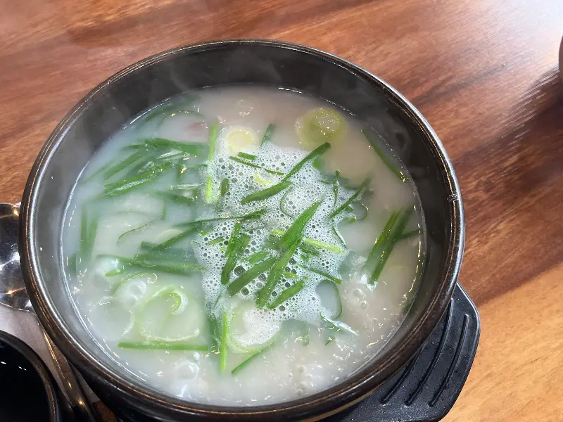 뽀얀 국물에 파가 송송 썰어져 올라간 돼지국밥