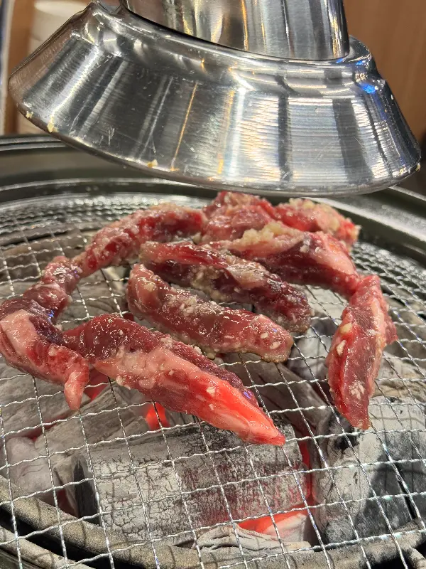 화로 위에서 맛있게 익어가는 마늘갈비살