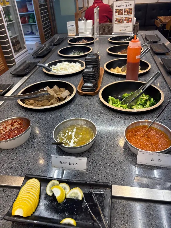 다양한 반찬이 준비된 셀프바