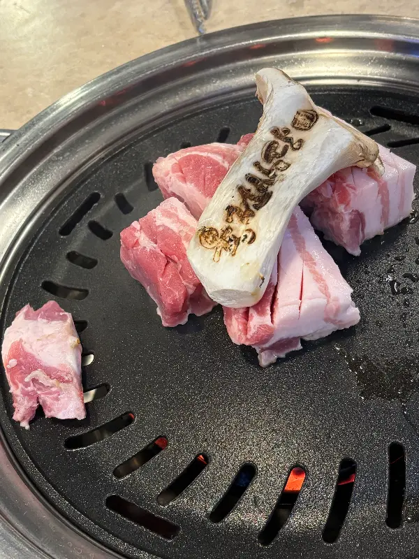 불판 위에 올려진 항정살과 버섯