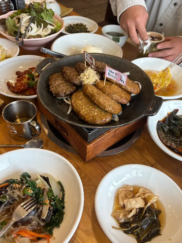 윤기 좔좔 흐르는 떡갈비