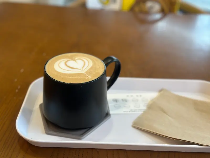 라떼 아트가 예쁜 따뜻한 라떼