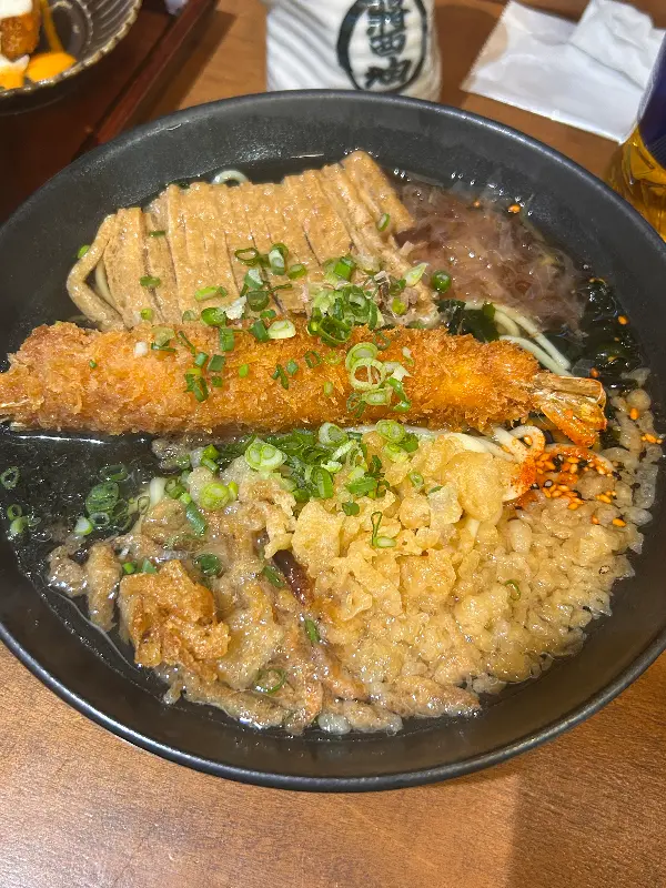 우동 속 푸짐한 튀김