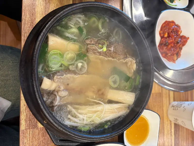 푸짐하게 차려진 연화로의 돼지갈비 한 상 차림