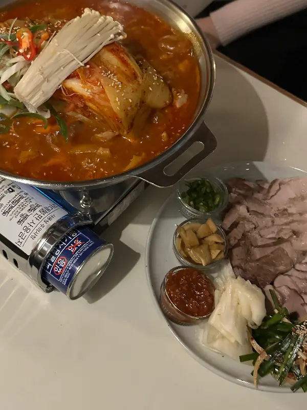 수육과 닭볶음탕의 환상적인 조합