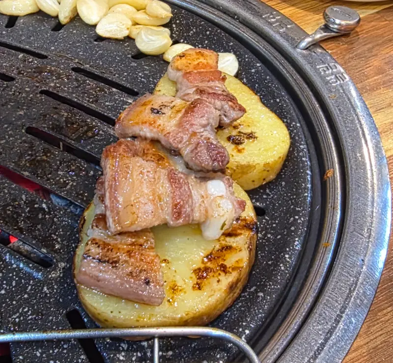 불판 위에서 노릇하게 익어가는 삼겹살