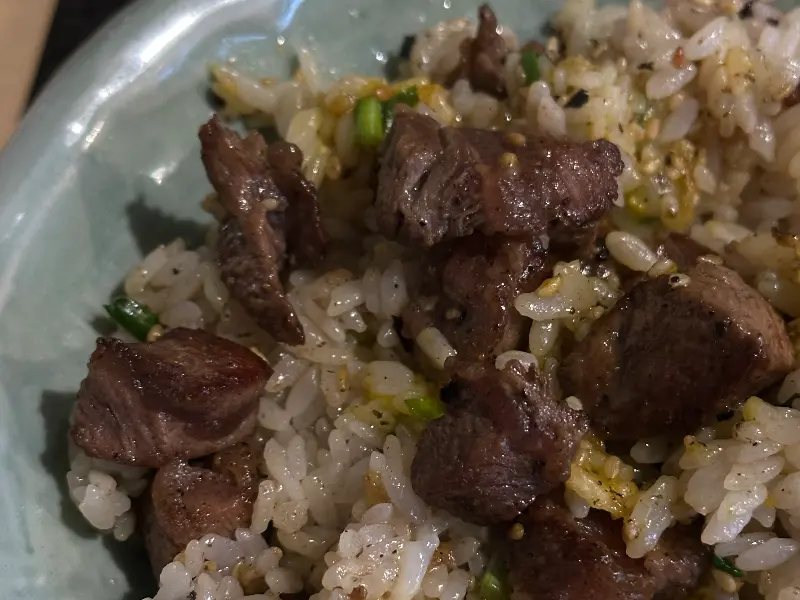 윤기가득 연어솥밥