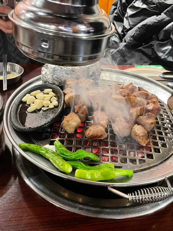 연기가 피어오르는 숯불 구이