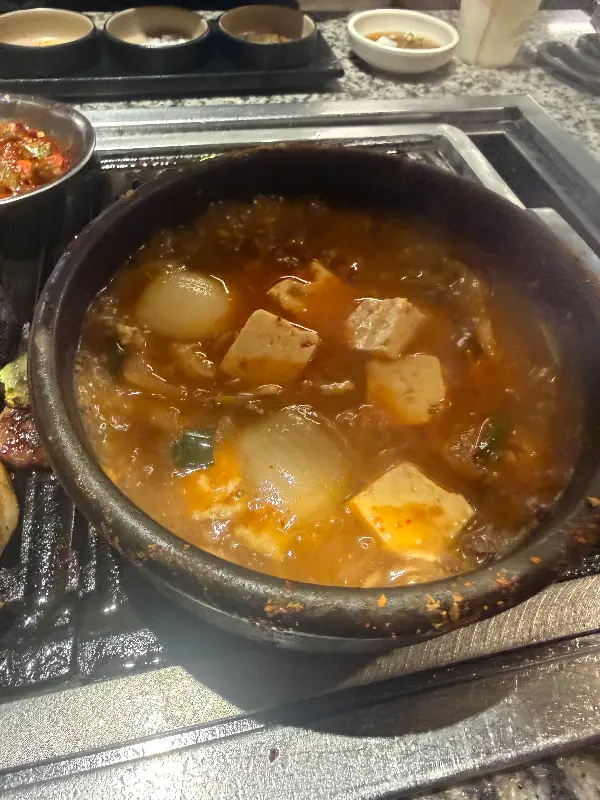 뚝배기에 담겨져 보글보글 끓고 있는 된장찌개