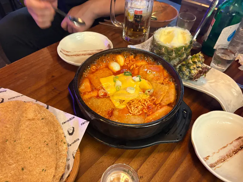 할머니 떡볶이와 살얼음 파인애플