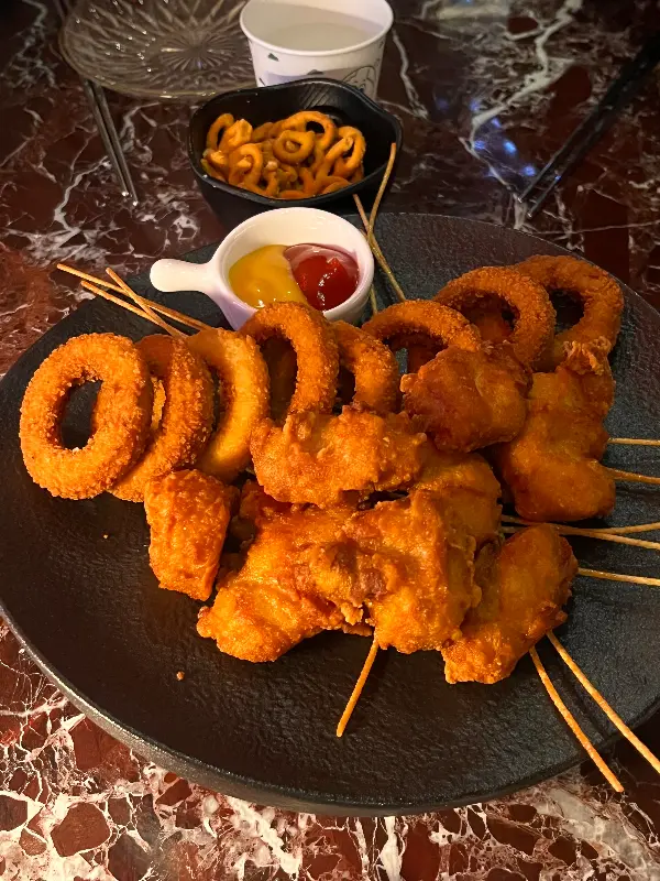 닭껍질튀김, 어니언링, 가라아게의 환상적인 조합