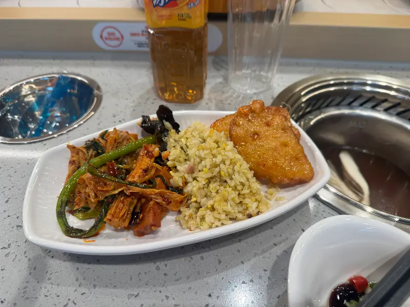 셀프바에서 가져온 꿔바로우, 마라샹궈, 볶음밥