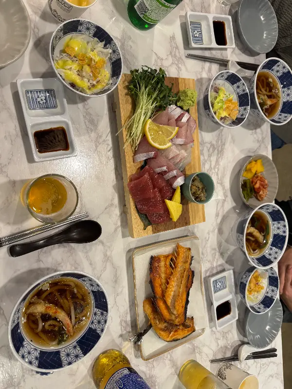 초밥, 샐러드, 우동, 튀김이 정갈하게 담겨 나온 한 상 차림