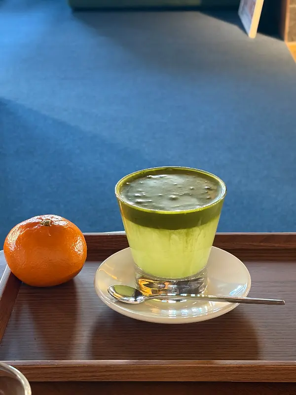 빈스앤비츠의 말차 음료와 귤