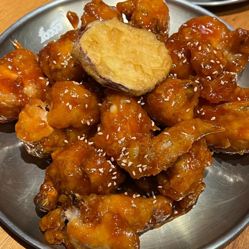 윤기가 좔좔 흐르는 마늘 간장 치킨