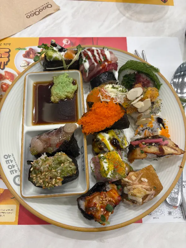 접시에 담긴 다양한 초밥