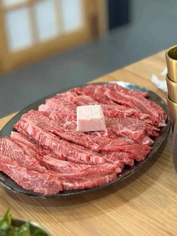 선홍빛 한우 모듬 구이