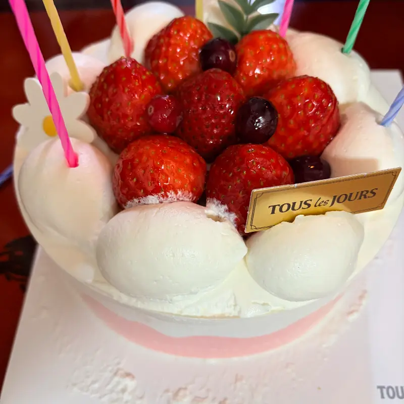 생크림과 딸기가 토핑된 케이크