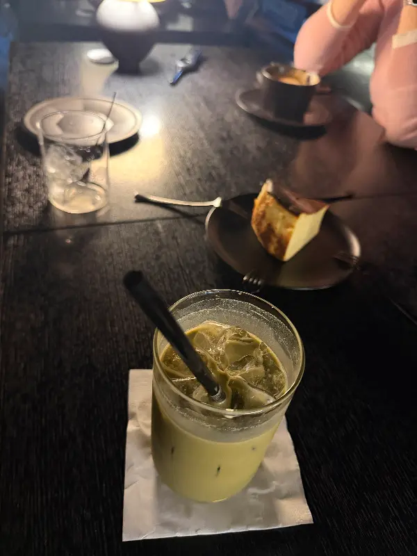 말차샷추와 바스크 치즈 케이크