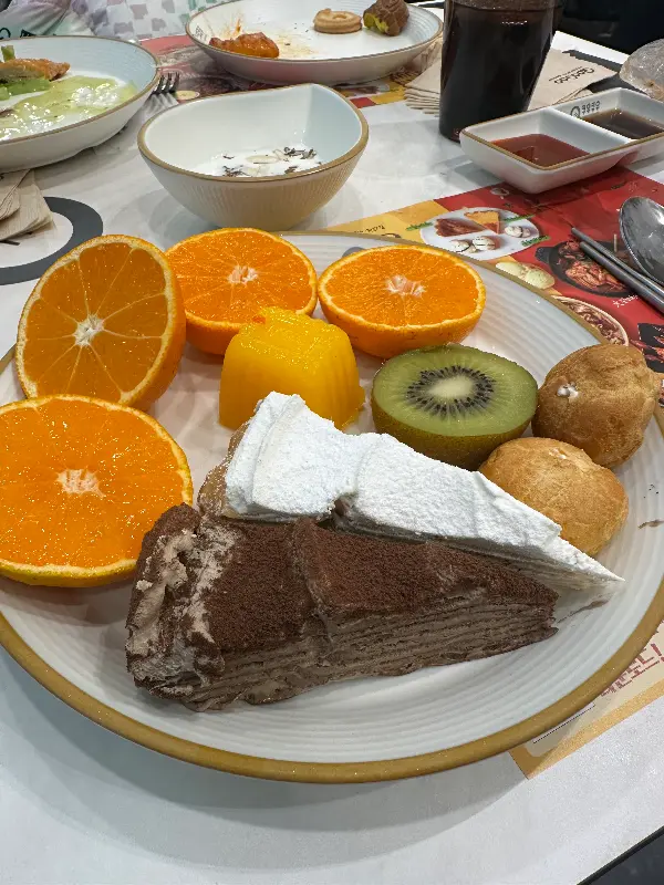 접시에 담긴 케이크, 키위, 귤, 슈크림