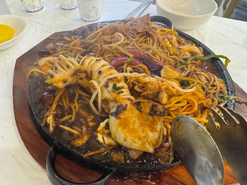 돌판 위에 푸짐하게 담긴 돌짜장