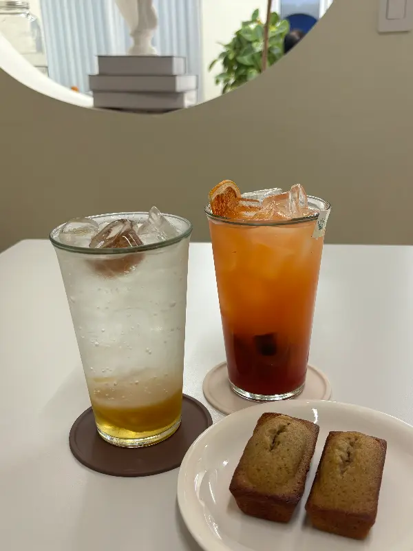 레몬에이드와 패션후르츠 에이드, 휘낭시에가 놓인 테이블