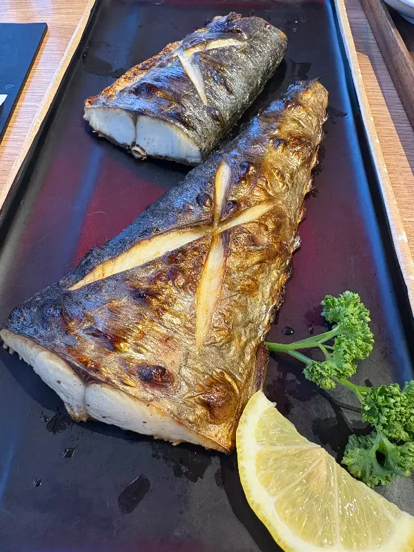 윤기가 흐르는 화덕 생선구이 사진