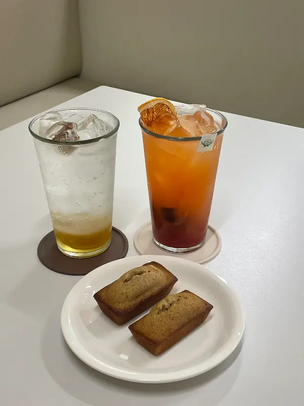 테이블 위에 놓인 에이드와 휘낭시에