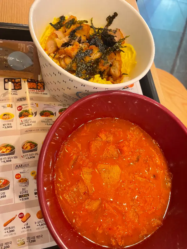 한솥도시락 김치찌개. 칼칼하고 깊은 맛이 일품이다.