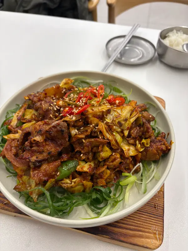 싱싱한 쌈과 함께 즐기는 유자 두루치기