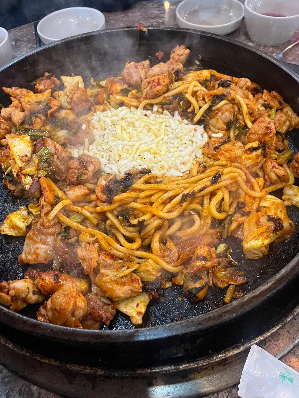 닭갈비와 우동사리, 치즈 토핑