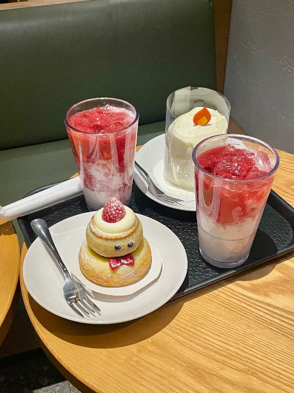 테이블 위에 놓인 음료와 디저트