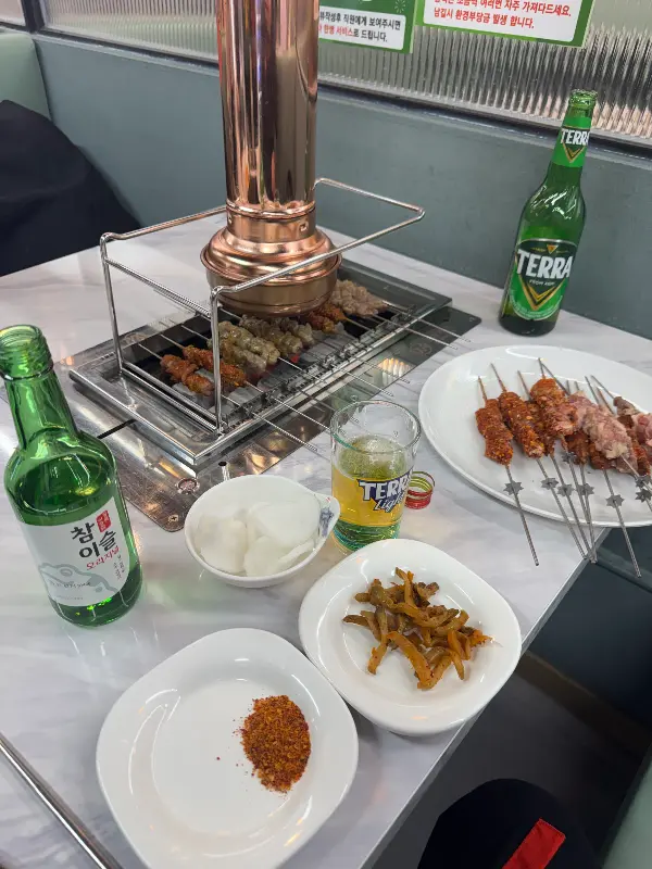 테이블 가득 차려진 훠궈와 양꼬치