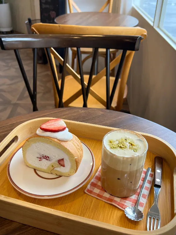 코이라떼와 딸기 롤케이크