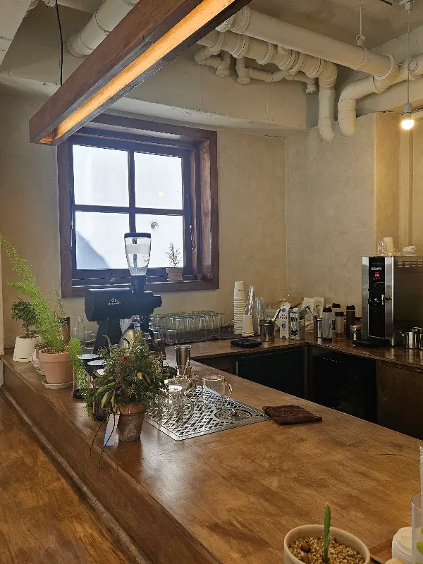 콘솔커피 카운터와 커피 머신