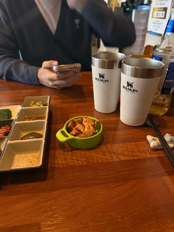 스탠리 텀블러에 담긴 시원한 생맥주