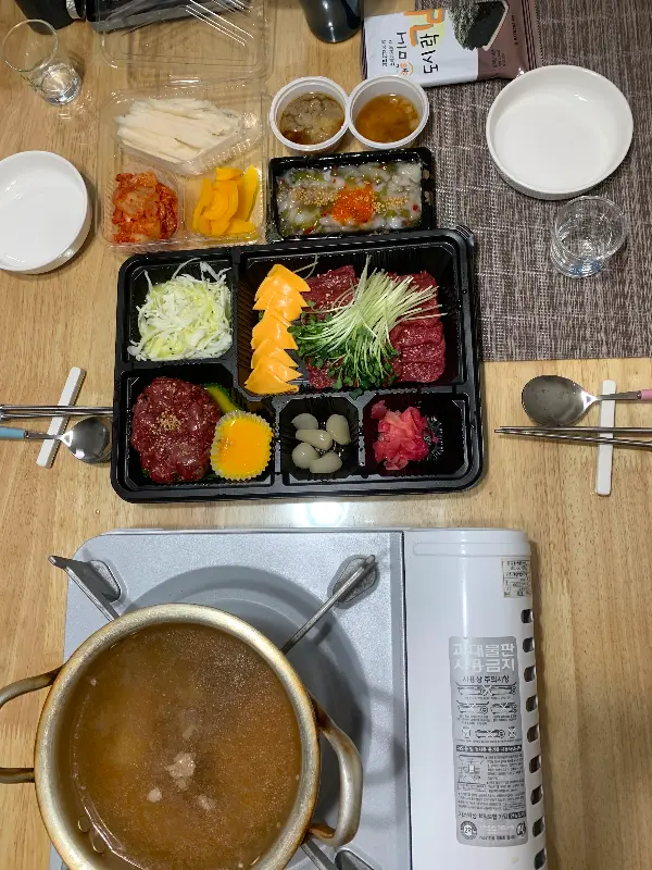 한상 가득 차려진 음식