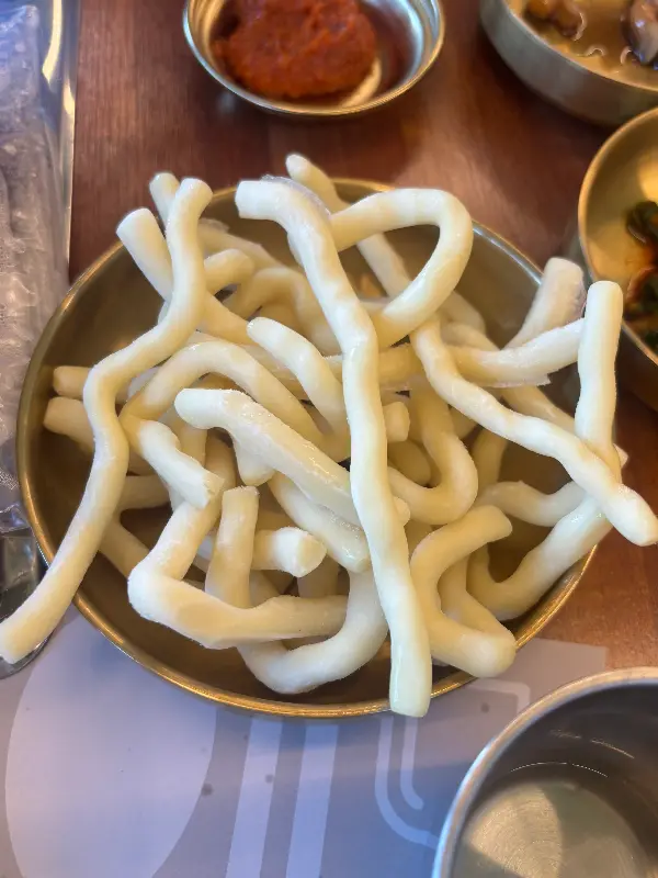 쫄깃한 떡사리 추가는 필수!