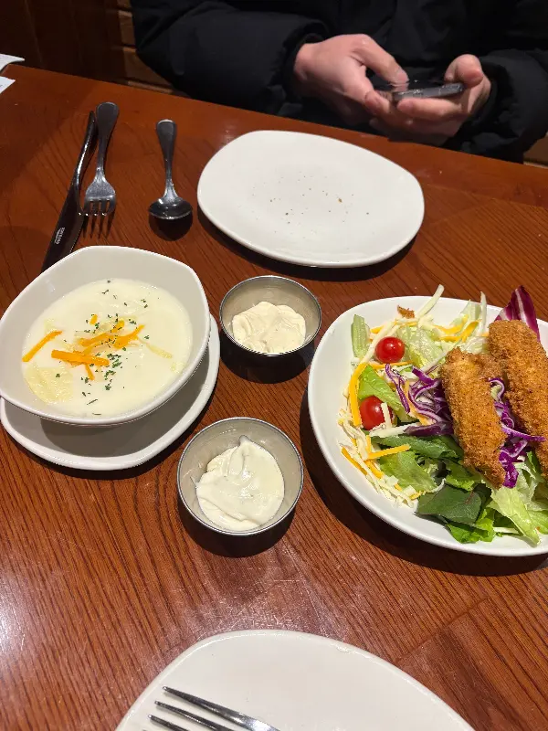 깔끔하게 차려진 테이블 세팅과 식전 메뉴들