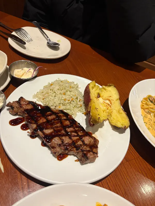 스테이크와 볶음밥, 구운 감자의 환상적인 조합