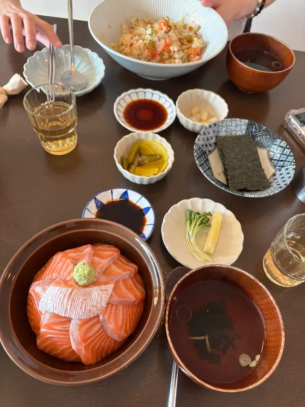 정갈하게 차려진 한 상 차림, 사케동과 지라시동의 조화로운 모습