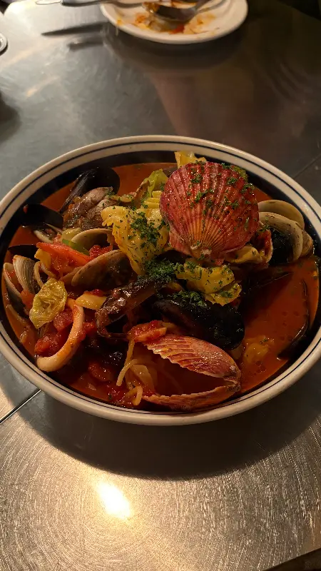 해산물이 듬뿍 들어간 토마토 파스타