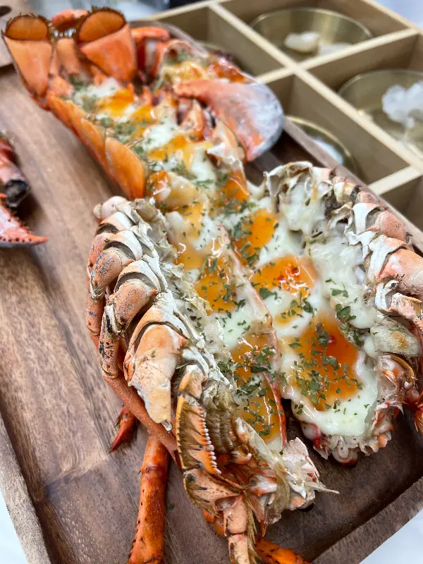 버터 향이 은은하게 풍기는 랍스터 구이