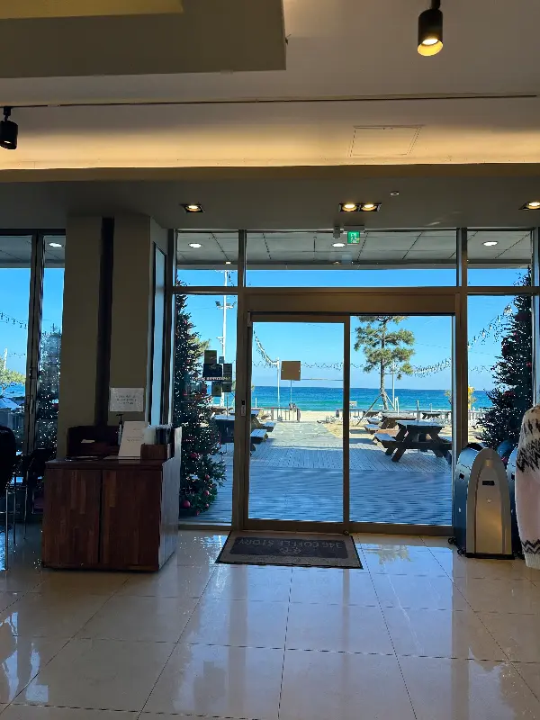 카페 내부에서 보이는 강문해변 뷰