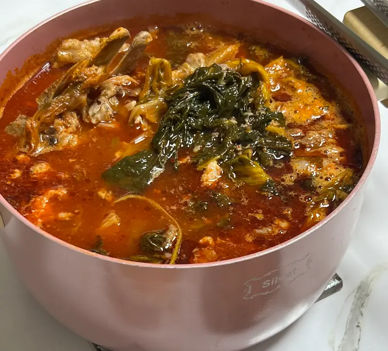 뼈와 우거지가 가득한 해장국