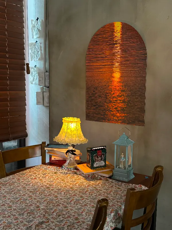 은은한 조명과 아기자기한 소품들이 놓인 테이블